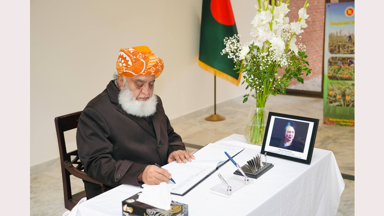 খালেদা জিয়ার শো'ক বইতে স্বাক্ষর করলেন পাকিস্তান জমিয়ত আমির