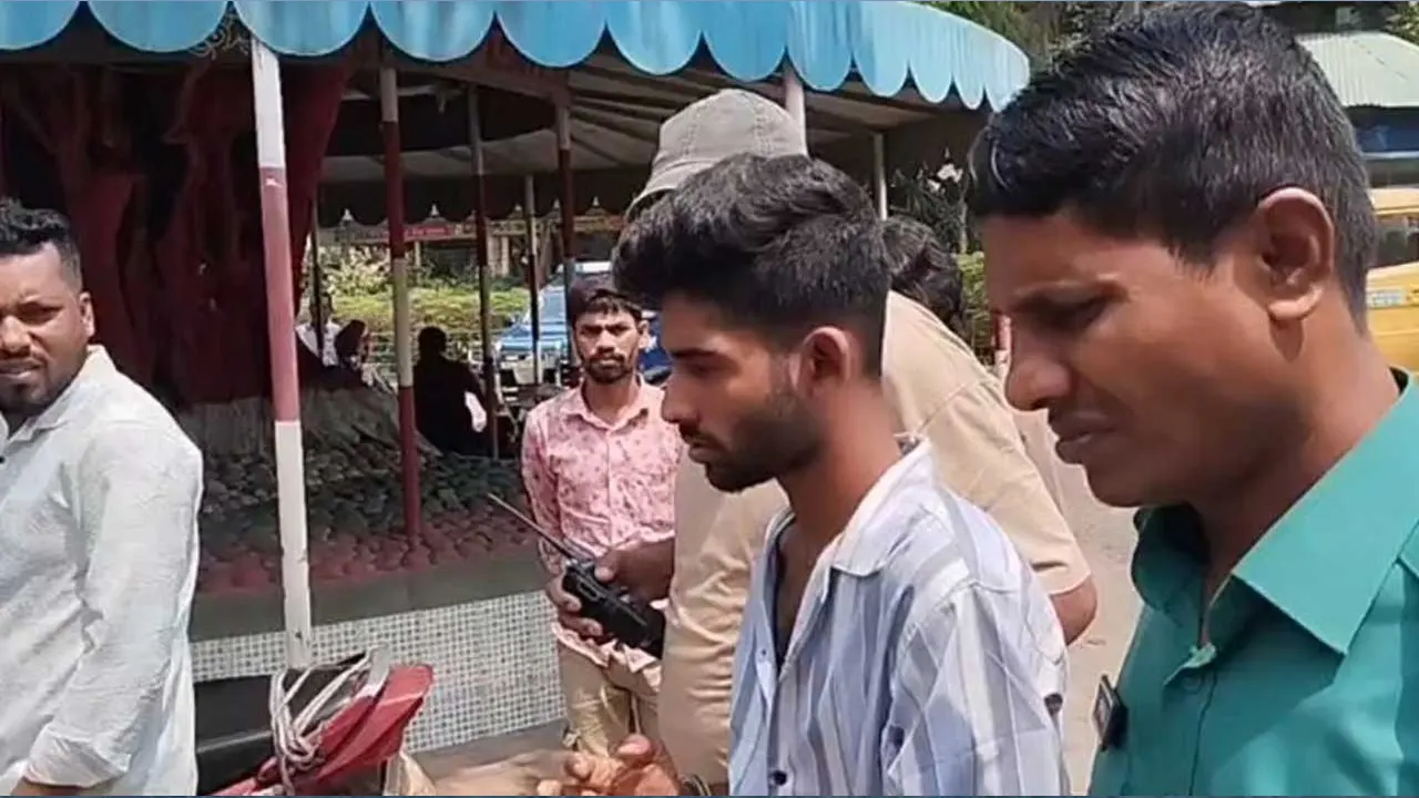 খেলনা পিস্তলের ছবি পাঠিয়ে ব্যবসায়ীর কাছে চাঁদা দাবির অভিযোগে যুবক গ্রেপ্তার