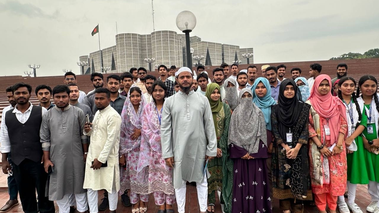 অর্ধশতাধিক শিক্ষার্থীকে নিয়ে সংসদ ভবন ঘুরলেন ড. মাসুদ
