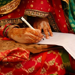 বিয়ের আসরেই স্বামীকে তালাক দিয়ে প্রেমিককে বিয়ে তরুণীর