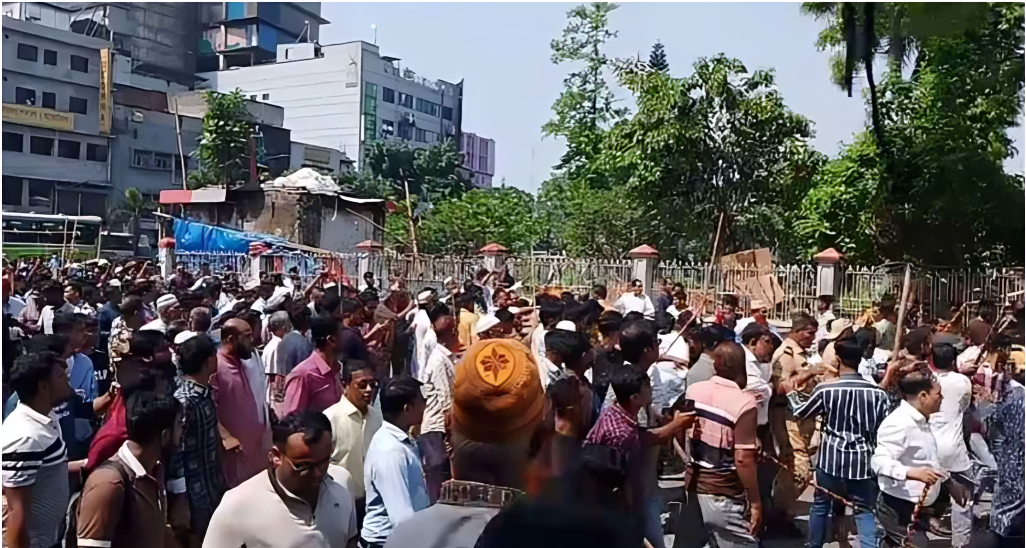 বায়তুল মোকাররম এলাকায় উত্তেজনা, হকার ও ব্যবসায়ীদের সংঘর্ষে আহত কয়েকজন