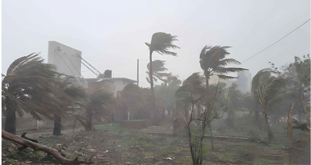 ঢাকাসহ ১৩ অঞ্চলে ঝড়ের শঙ্কা, নদীবন্দরে সতর্ক সংকেত জারি