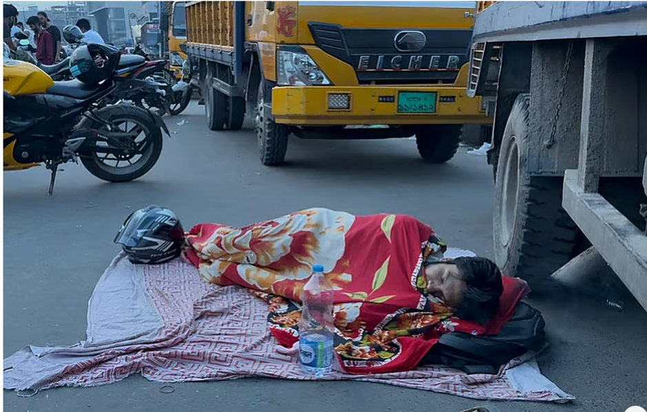 ১৬ ঘণ্টা অপেক্ষার পরও তেল না পেয়ে পাম্পের পাশে রাস্তাতেই বিছানা পেতে ঘুমিয়ে পড়লেন তিনি