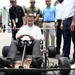 শিক্ষার্থীর তৈরি রেসিং কার চালিয়ে উৎসাহ দিলেন প্রধানমন্ত্রী