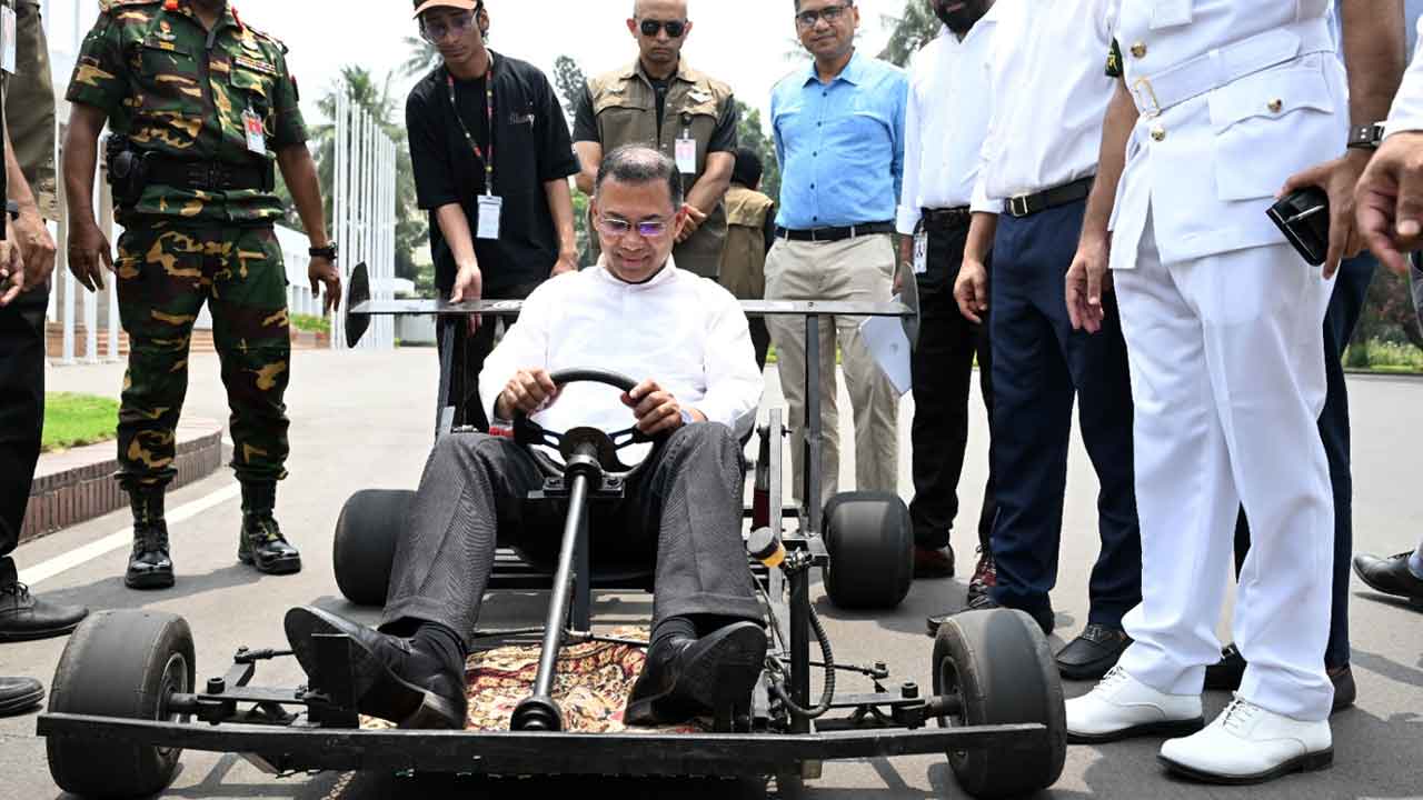 শিক্ষার্থীর তৈরি রেসিং কার চালিয়ে উৎসাহ দিলেন প্রধানমন্ত্রী