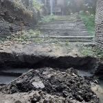 জমিদার বাড়ির পুকুর খুঁড়ে প্রকাশ্যেই তোলা হচ্ছে গুপ্তধন