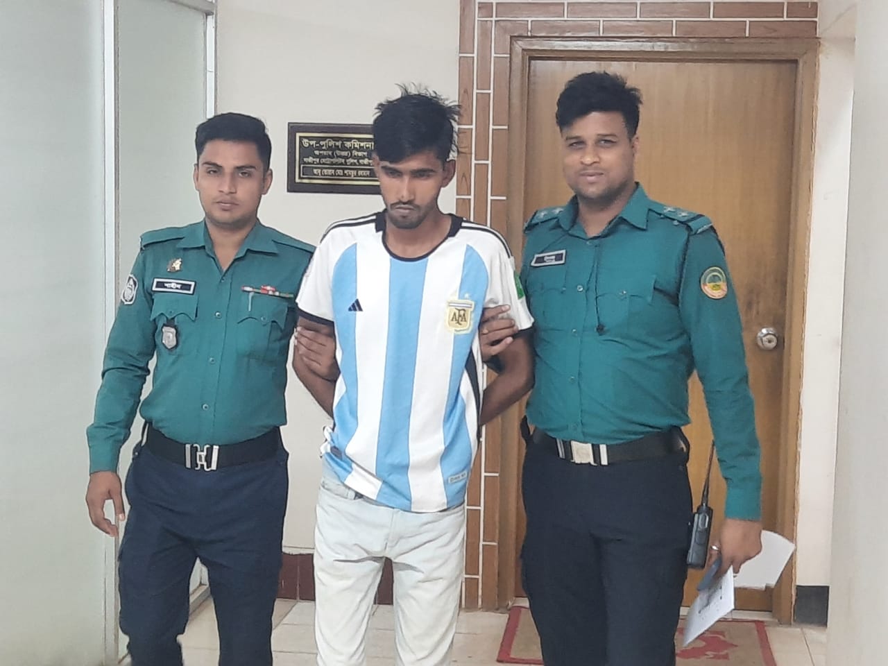 দারাজের নারী ক্রেতাদের ব্ল্যাকমেইল করতো ডেলিভারিম্যান মিজান