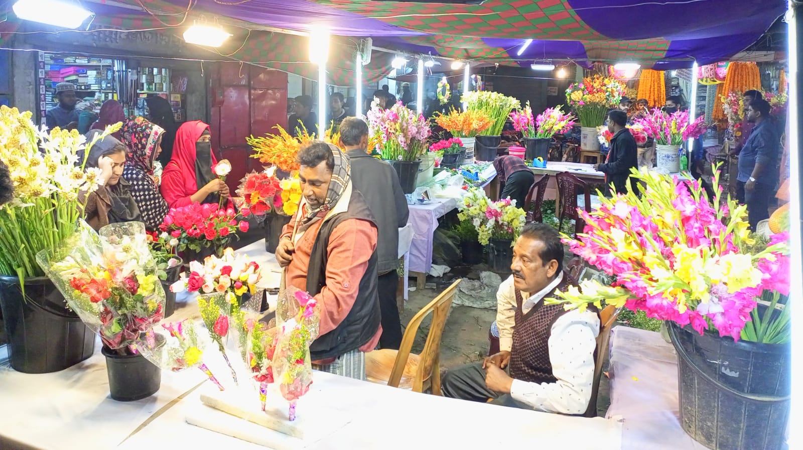 ভালোবাসা দিবস ও বসন্ত: তবু হতাশ ঈশ্বরদীর ফুল ব্যবসায়ীরা