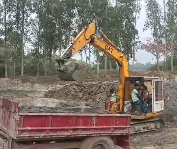 ঘিওরে অবৈধ মাটি কাটার সংবাদ প্রচার, সাংবাদিককে মারধর ও প্রাণনাশের হুমকি