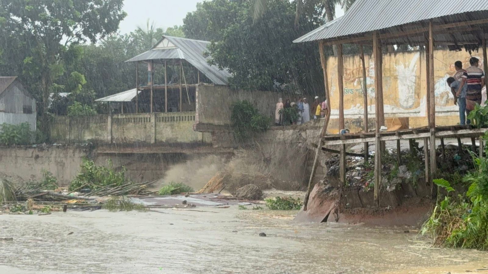 জাজিরায় পদ্মা সেতুর রক্ষা বাঁধে ভয়াবহ ভাঙন, বিলীন বহু ঘরবাড়ি-দোকানপাট