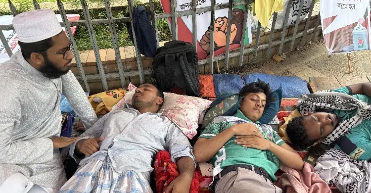 শহীদ পরিবারের অনুরোধে ৭২ ঘণ্টা পর অনশন ভাঙলেন ঢাবির ৩ শিক্ষার্থী
