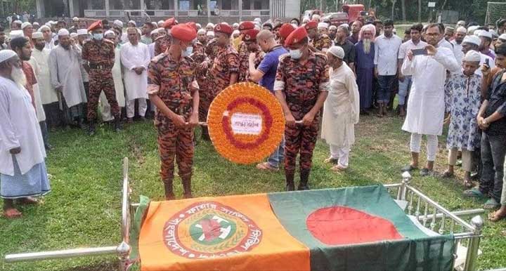 সীতাকুণ্ডে নিহত ফায়ার ফাইটার কচুয়ার এমরানের দাফন সম্পন্ন