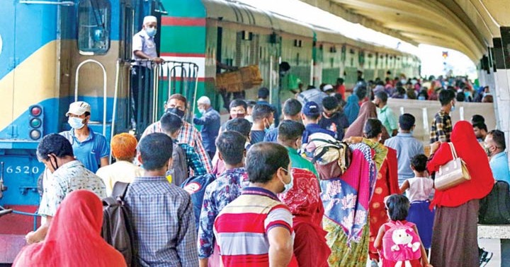 ঈদযাত্রায় কমলাপুর স্টেশনে ঘরমুখো মানুষের ঢল