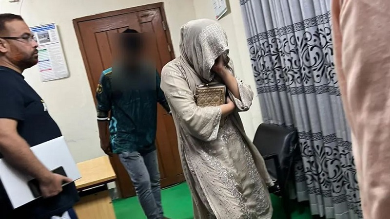 বেরোবি শিক্ষার্থীর সাথে ঢাবি ছাত্র আটক!