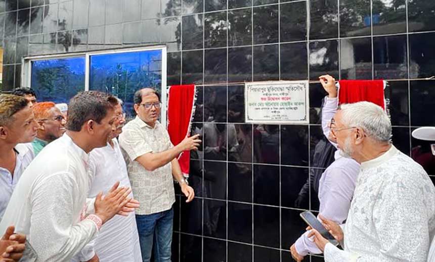 লক্ষ্মীপুরে আধুনিক মুক্তিযোদ্ধা স্মৃতিসৌধ উদ্বোধন