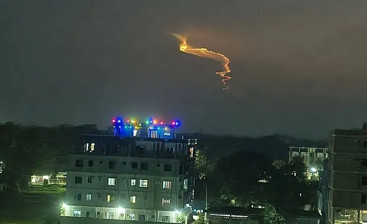 আকাশে মিসাইল সদৃশ বস্তু, আতঙ্ক পর্যটকদের