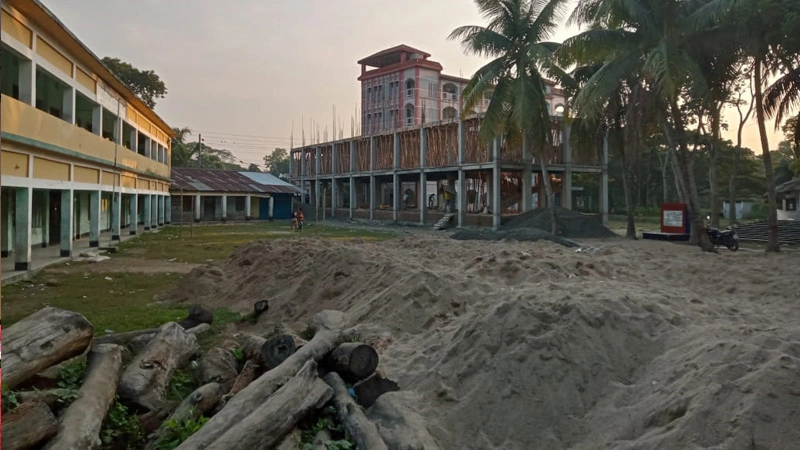 খেলার মাঠ ছাড়াই গড়ে উঠেছে হাজার হাজার সরকারি প্রাথমিক বিদ্যালয়