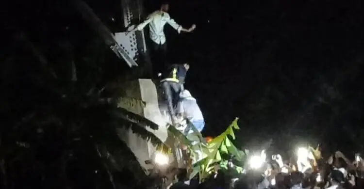 প্রেমিকাকে ফিরে ফেতে ৪৬০ ফুট উঁচুতে উঠে যুবক