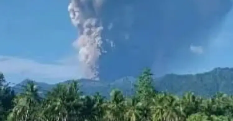 ইন্দোনেশিয়ায় ভয়াবহ আগ্নেয়গিরির অগ্ন্যুৎপাত, নিহত ৩, নিখোঁজ বহু পর্বতারোহী