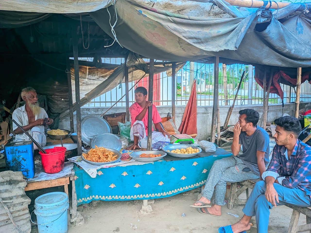 স্বাদে-সাশ্রয়ে মন জয় করছে মেলান্দহের পিয়াজু গুলগুলি