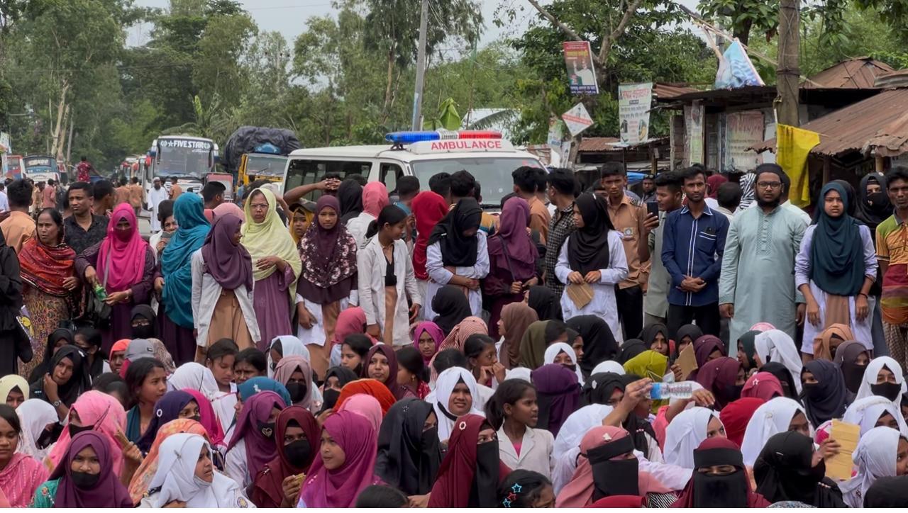 কাউনিয়ায় নিরাপদ সড়কসহ ৭ দফা দাবিতে মানববন্ধন