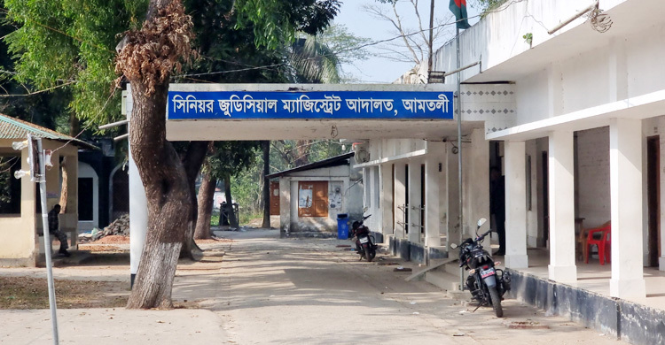 আমতলীতে স্কুল শিক্ষকের ওপর বখাটেদের হামলা, গাড়ি ভাঙচুর ও ছিনতাই