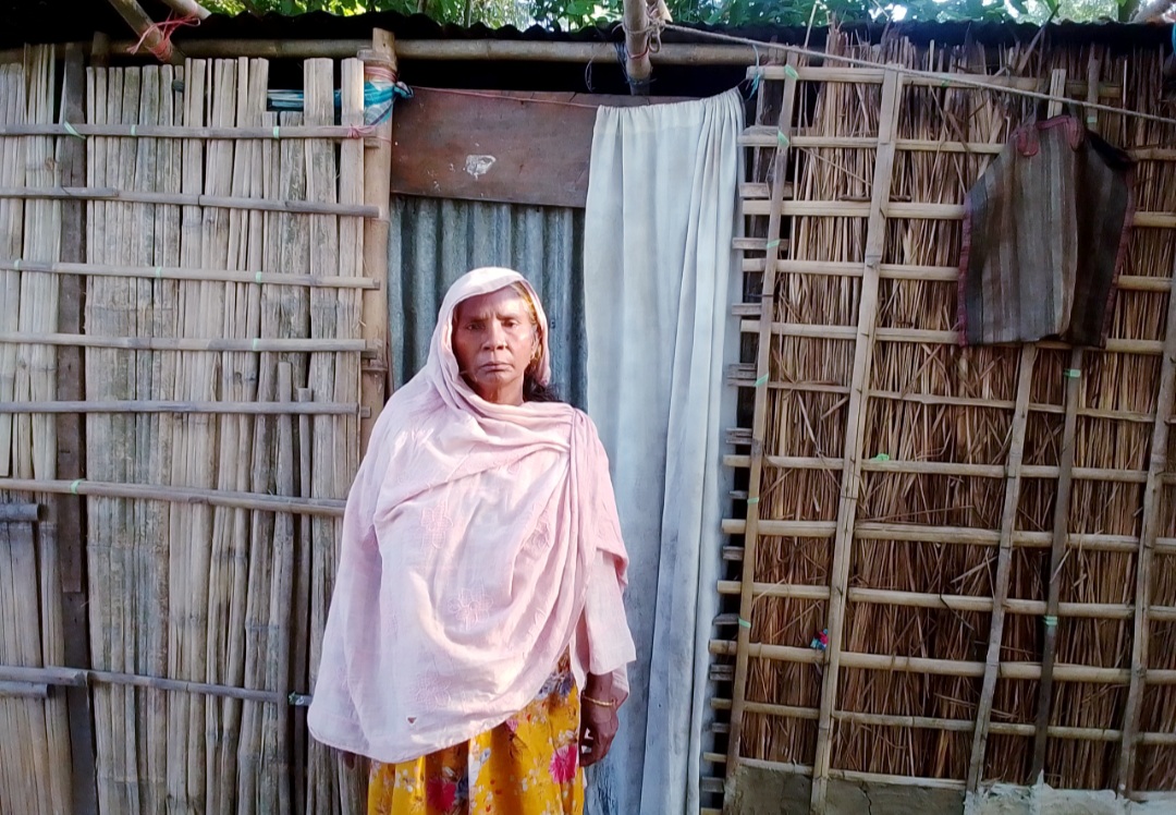 খোলা আকাশের নিচে বসবাস: সরকারি ঘর পান নি ভূমিহীন রহেদ আলীর পরিবার