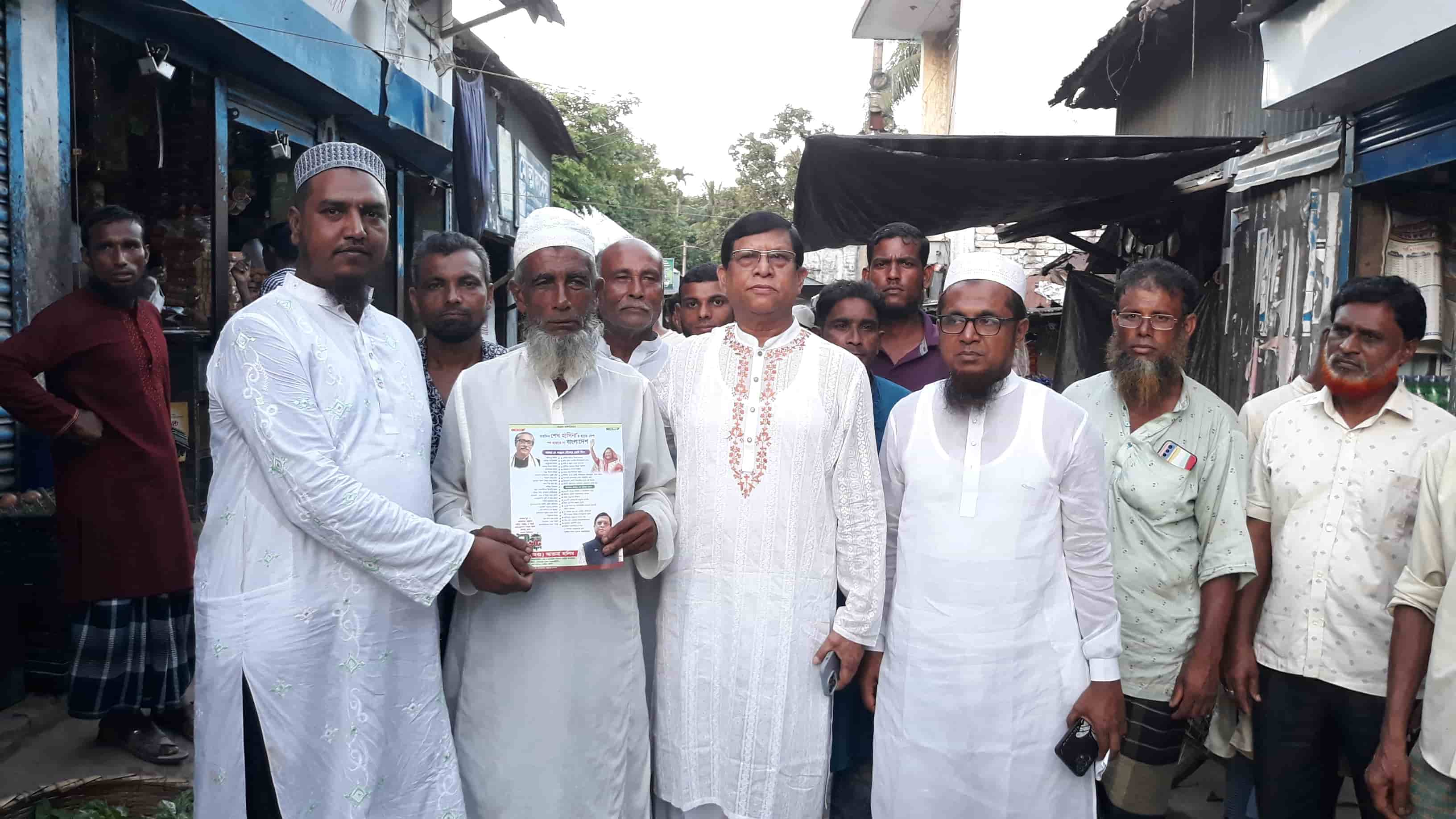 সালথায় মেজর আতমা হা‌লি‌মের গণসং‌যোগ ও লিফ‌লেট বিতরণ