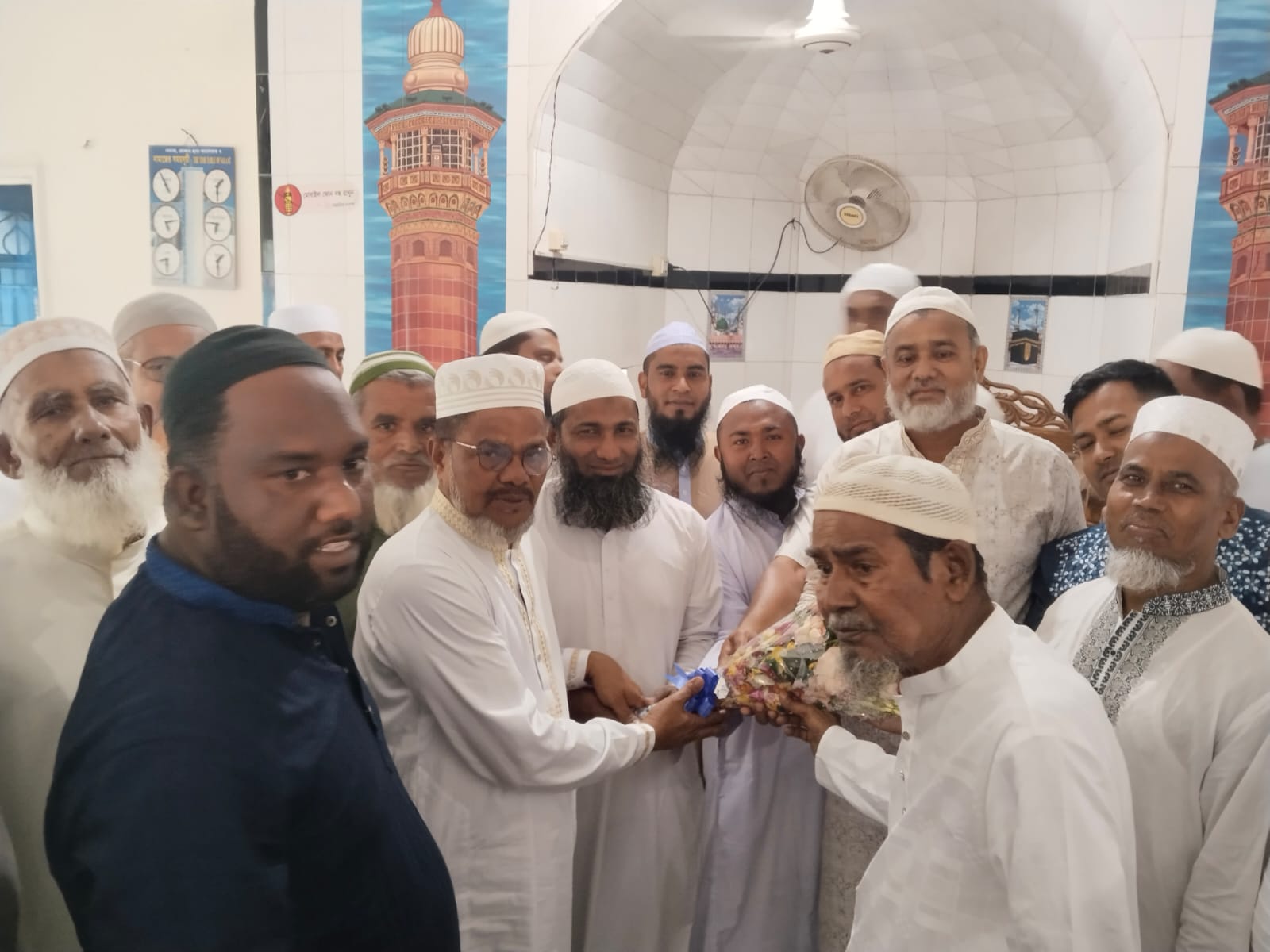 হাজীদেরকে সংবর্ধনা দিলেন পঞ্চায়েত পাড়া জামে মসজিদ কমিটি