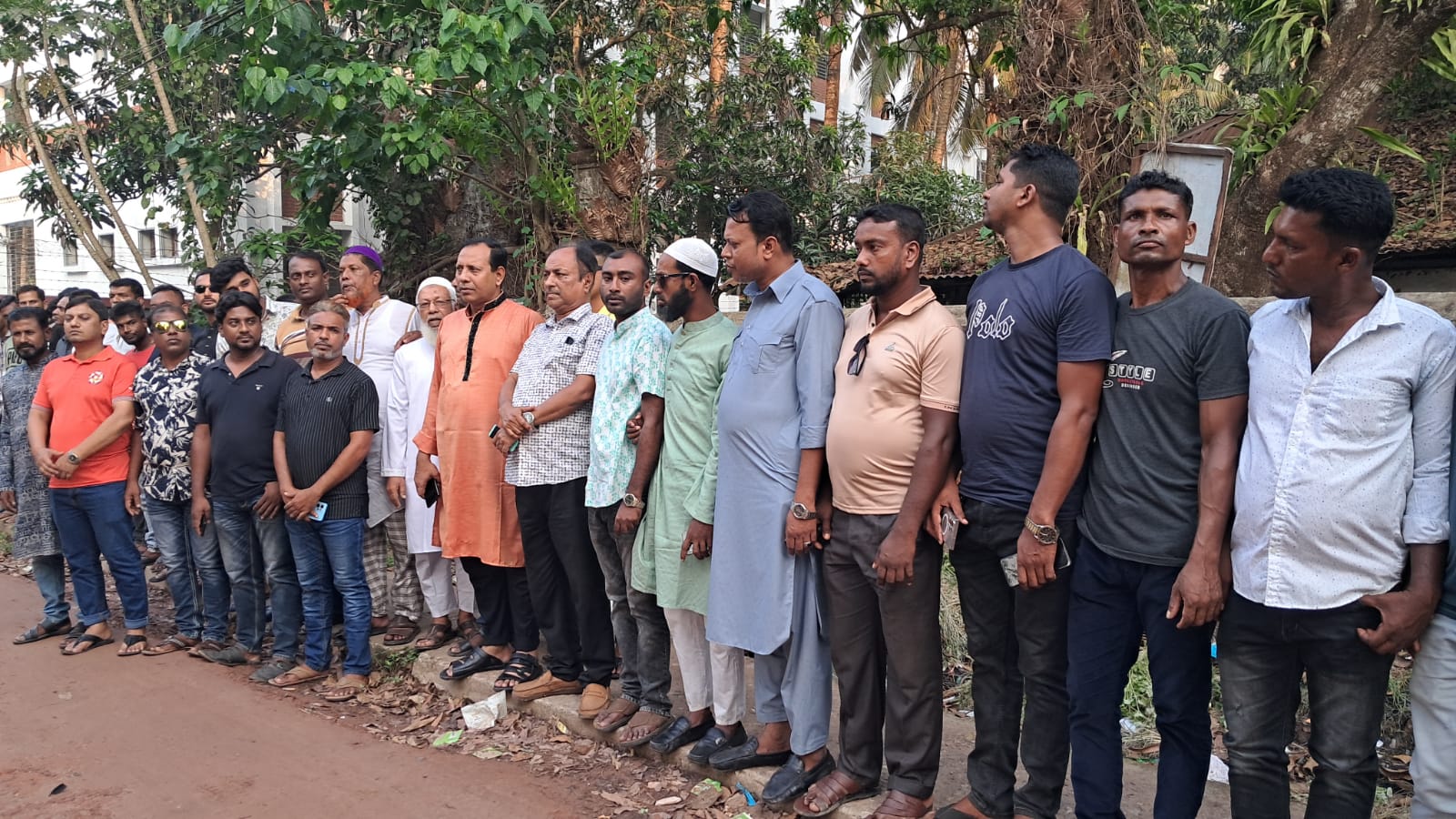 বাগেরহাটে সড়ক সংস্কার ও সহকারী প্রকৌশলীর অপসারণ দাবিতে মানববন্ধন
