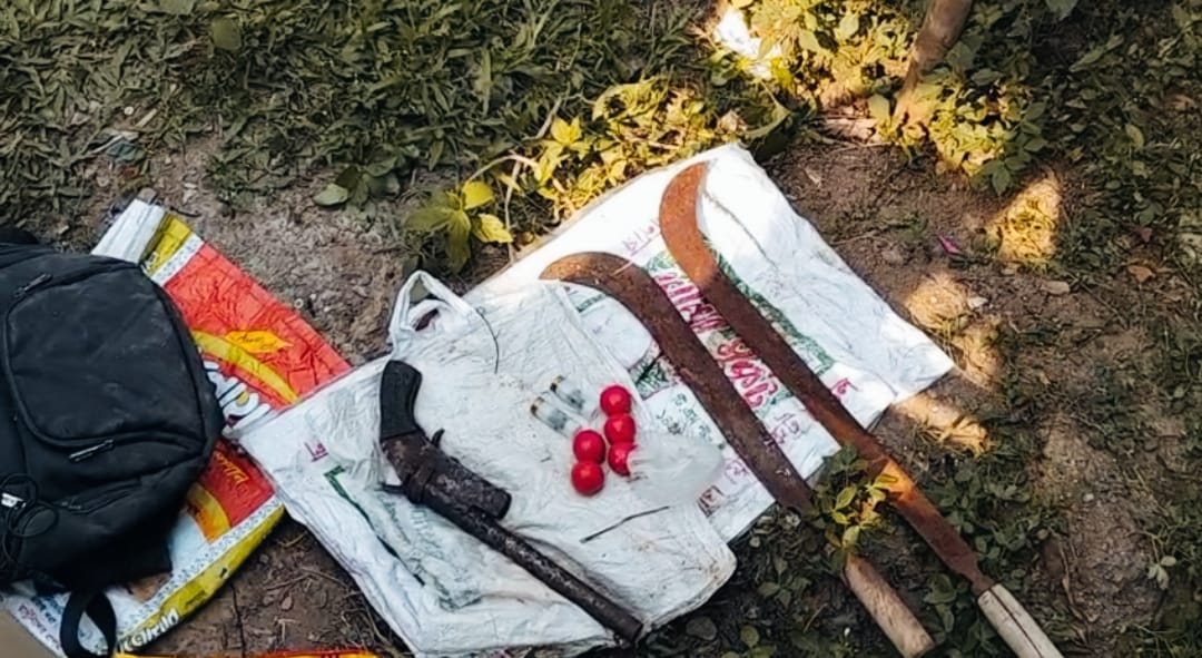 আশুলিয়ার রূপায়ন মাঠে অস্ত্র ও হাতবোমা উদ্ধার, চাঞ্চল্য এলাকায়