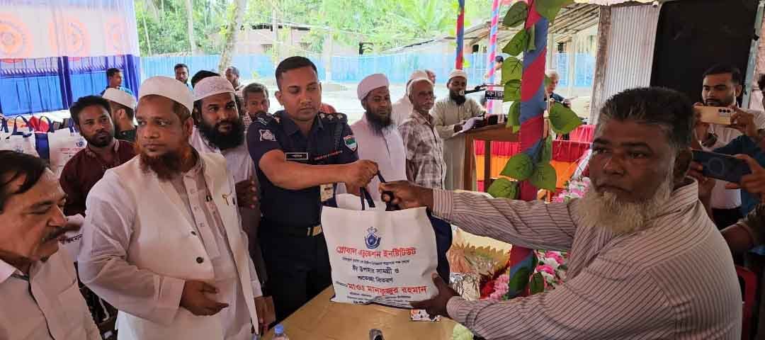 বাগেরহাটে অসহায় ও দরিদ্রদের মাঝে ঈদ উপহার বিতরণ
