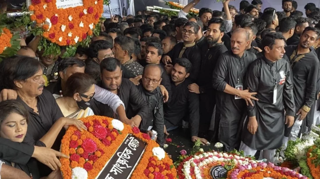 বঙ্গবন্ধুর প্রতিকৃতিতে সর্বস্তরের মানুষের শ্রদ্ধা