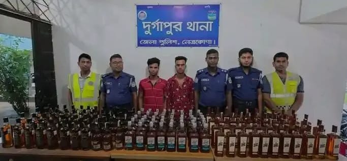 অভিনব কায়দায় ভারতীয় মদ বহন, ১৩০ বোতলসহ দুই মাদক কারবারি আটক