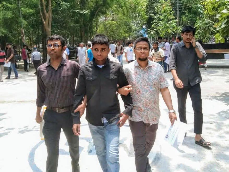 বেরোবিতে গুচ্ছ ভর্তি পরীক্ষায় প্রক্সি দিতে এসে যুবক আটক