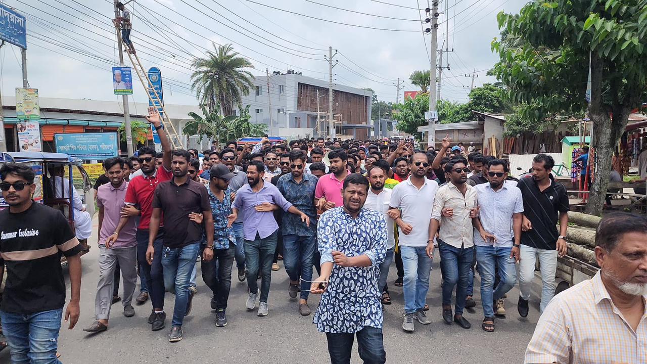 শরীয়তপুরে জেলা ছাত্রদলের আহ্বায়ক কমিটি বাতিলের দাবিতে সড়ক অবরোধ