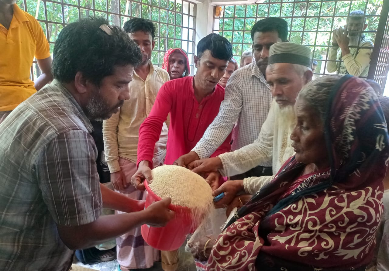 সুনামগঞ্জের দিরাইয়ের ভাটিপাড়া ইউনিয়নে দরিদ্রদের মধ্যে ভিজিএফ’র চাল বিতরণ