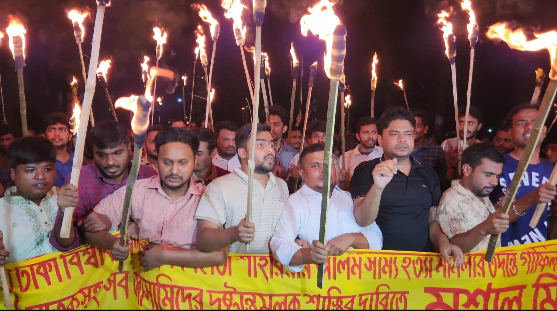 ঢাবি শিক্ষার্থী সাম্য হত্যার বিচারে গাফিলতির প্রতিবাদে রাবিতে মশাল মিছিল