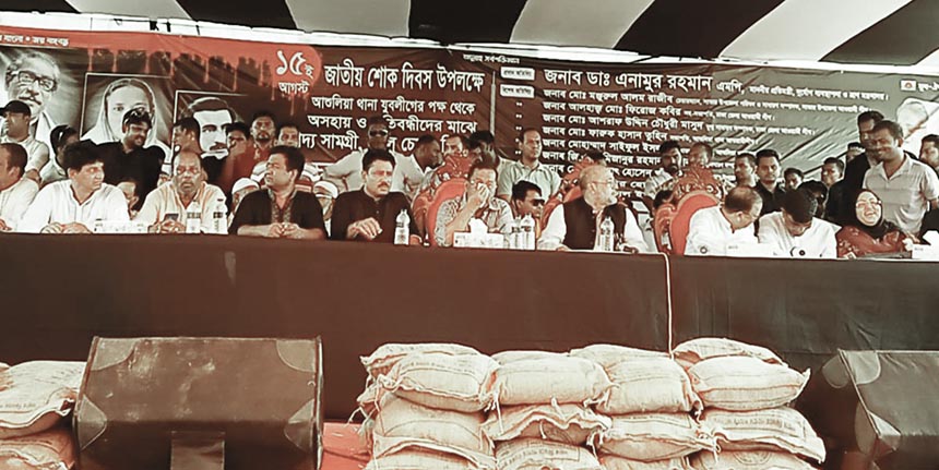 আশুলিয়া থানা যুবলীগের উদ্যোগে ত্রাণসামগ্রী ও হুইল চেয়ার বিতরণ