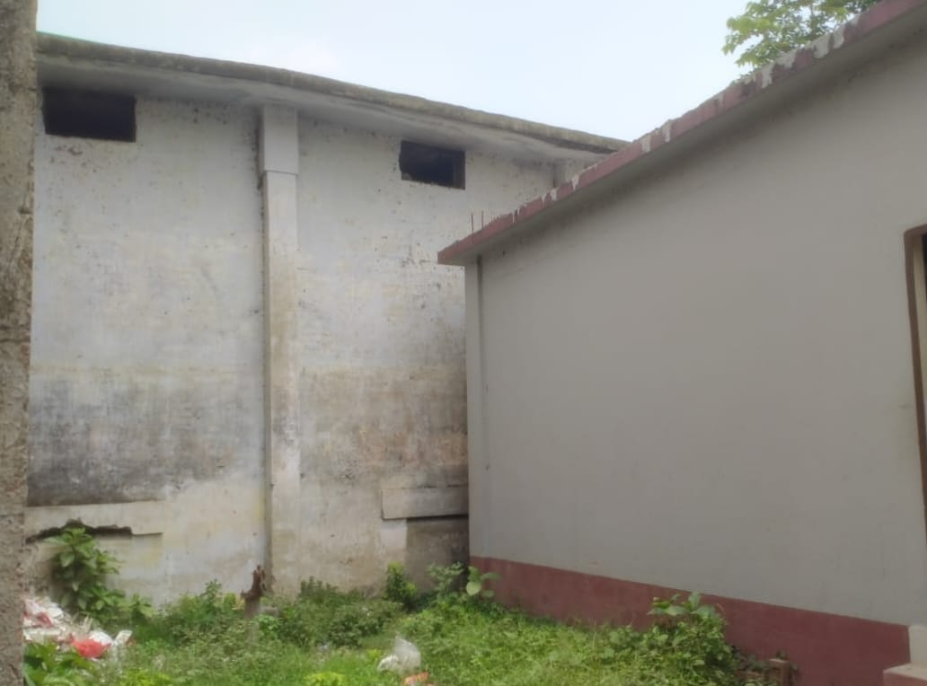 কছিমউদ্দিন উচ্চ বিদ্যালয়ের জায়গা দখল করে গোডাউন, ক্লাস করতে ভোগান্তি