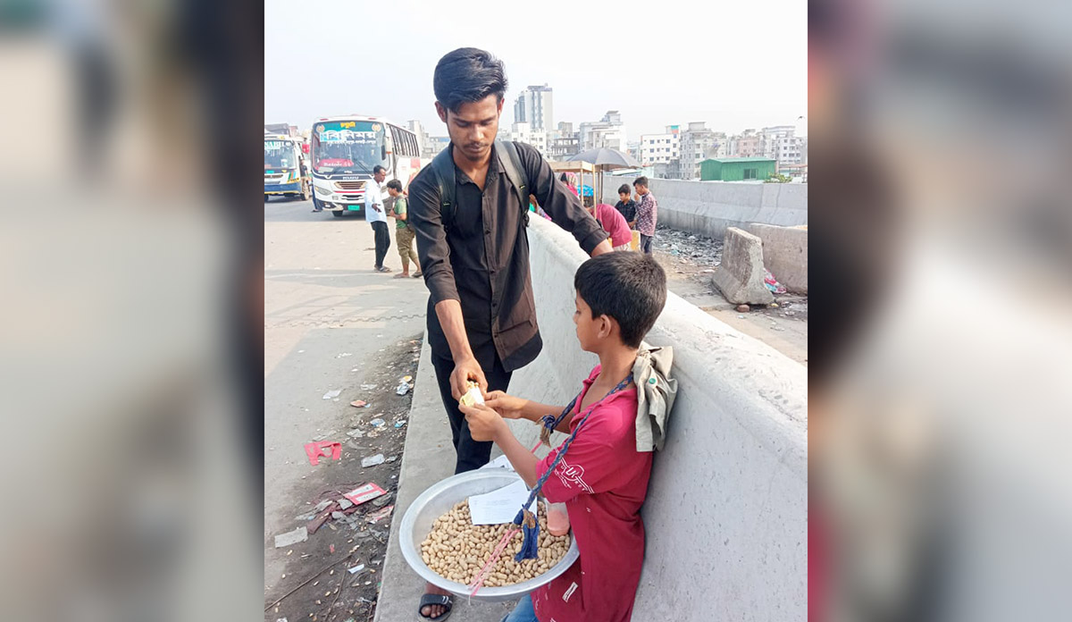 মায়ের ছায়া হারিয়ে ছোটবেলাতেই জীবনযুদ্ধে আব্দুল্লাহ