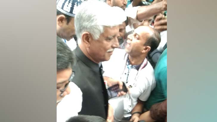ভোট দিয়ে বেরিয়ে যা বললেন আজমত উল্লাহ খান