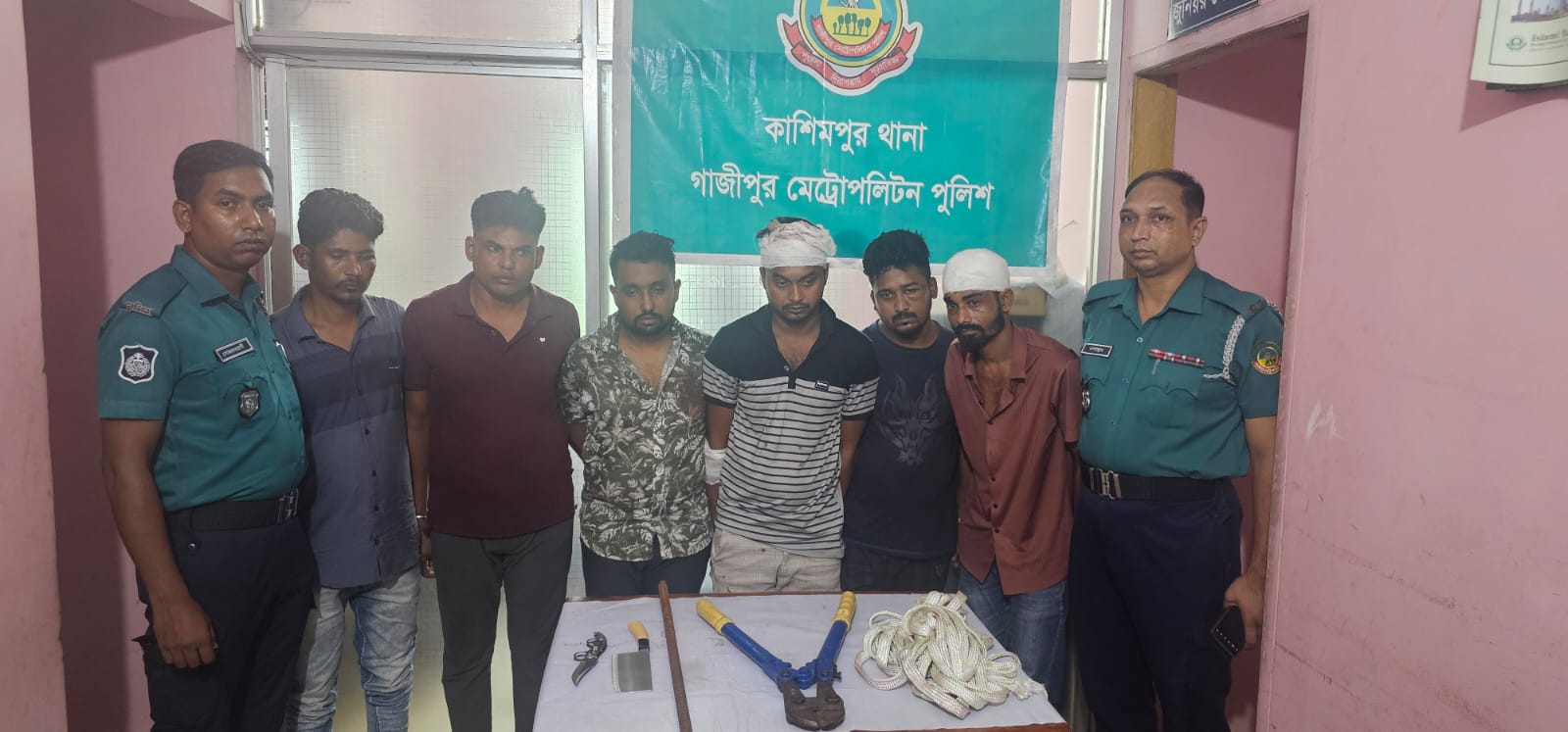 কাশিমপুরে ৪৪টি মামলার দুর্ধর্ষ ৬ ডাকাত গ্রেফতার