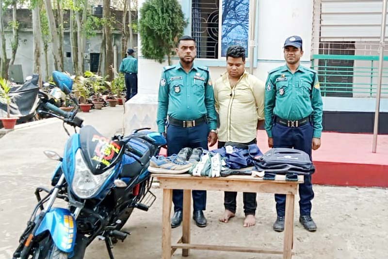 যানবাহন থেকে চাঁদাবাজিকালে ভুয়া পুলিশ গ্রেফতার