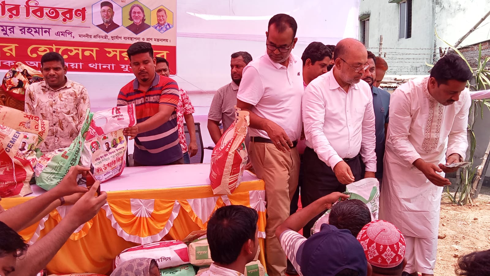 আশুলিয়ায় হতদরিদ্রদের মধ্যে ঈদ উপহার  বিতরণ