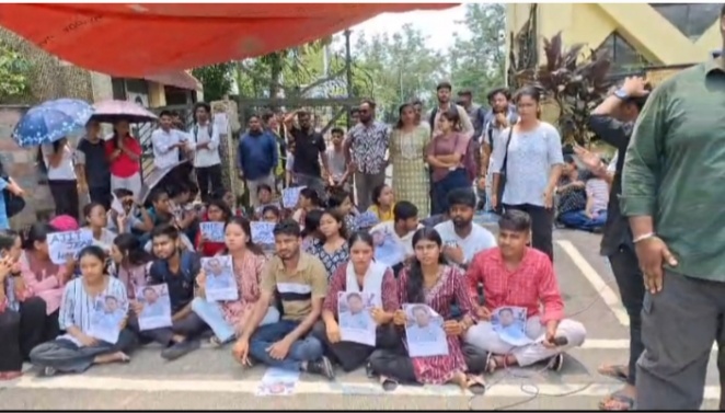 অধ্যাপককে গ্রেফতার ও বরখাস্ত না করায় তীব্র প্রতিবাদ