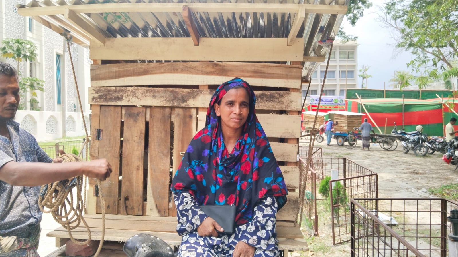 চায়না দুয়ারী জাল দিয়ে খালে-বিলে মাছ মারবে না শরীয়তপুরের জুলেখা