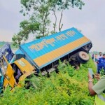 দাউদকান্দিতে সড়ক দুর্ঘটনায় পুলিশ ভ্যানসহ ৪টি গাড়ি খাদে