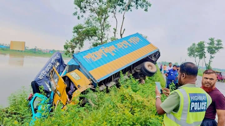 দাউদকান্দিতে সড়ক দুর্ঘটনায় পুলিশ ভ্যানসহ ৪টি গাড়ি খাদে