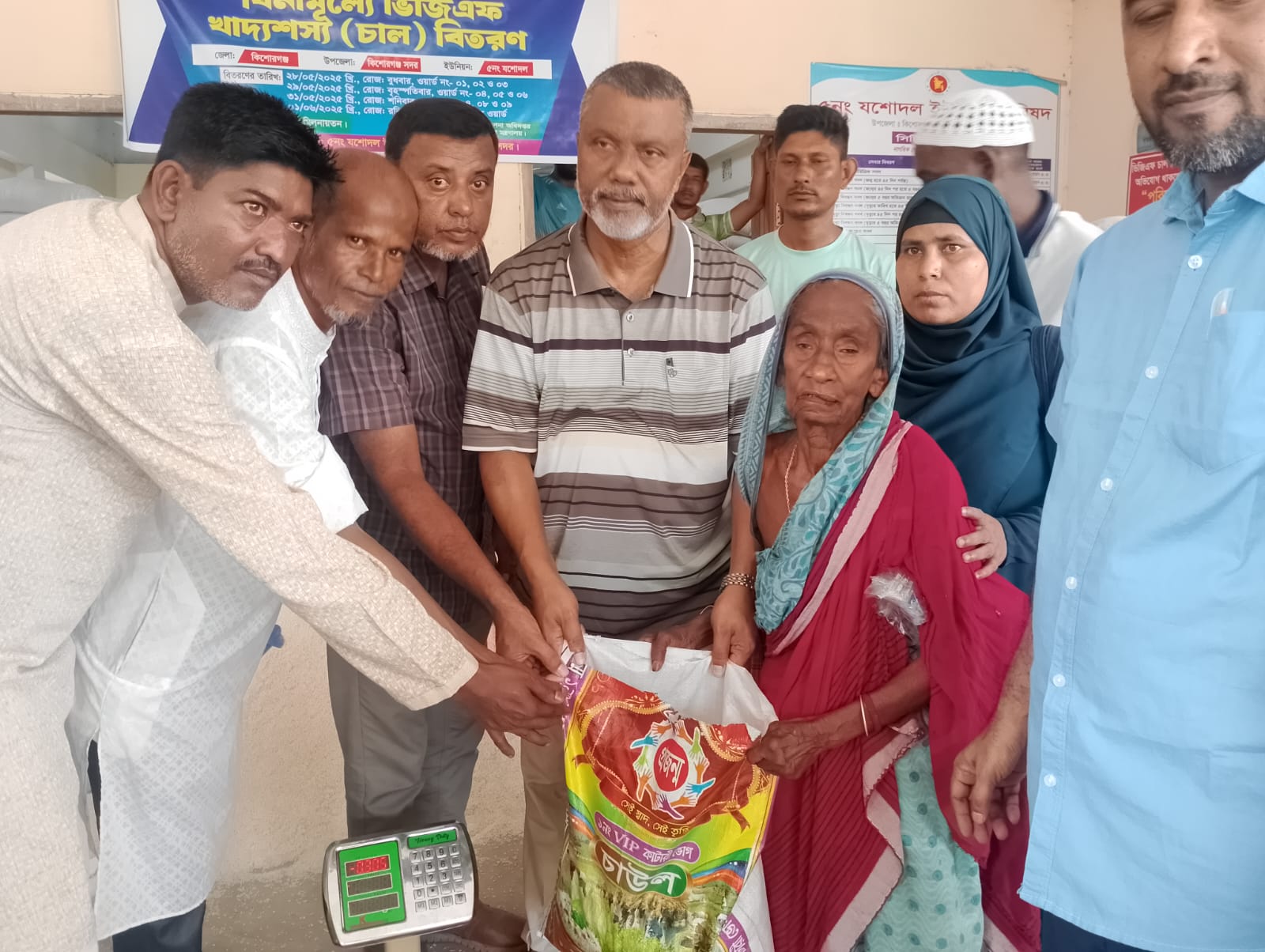 কিশোরগঞ্জের যশোদল ইউনিয়নে ঈদ উপলক্ষে ভিজিএফ চাল বিতরণ